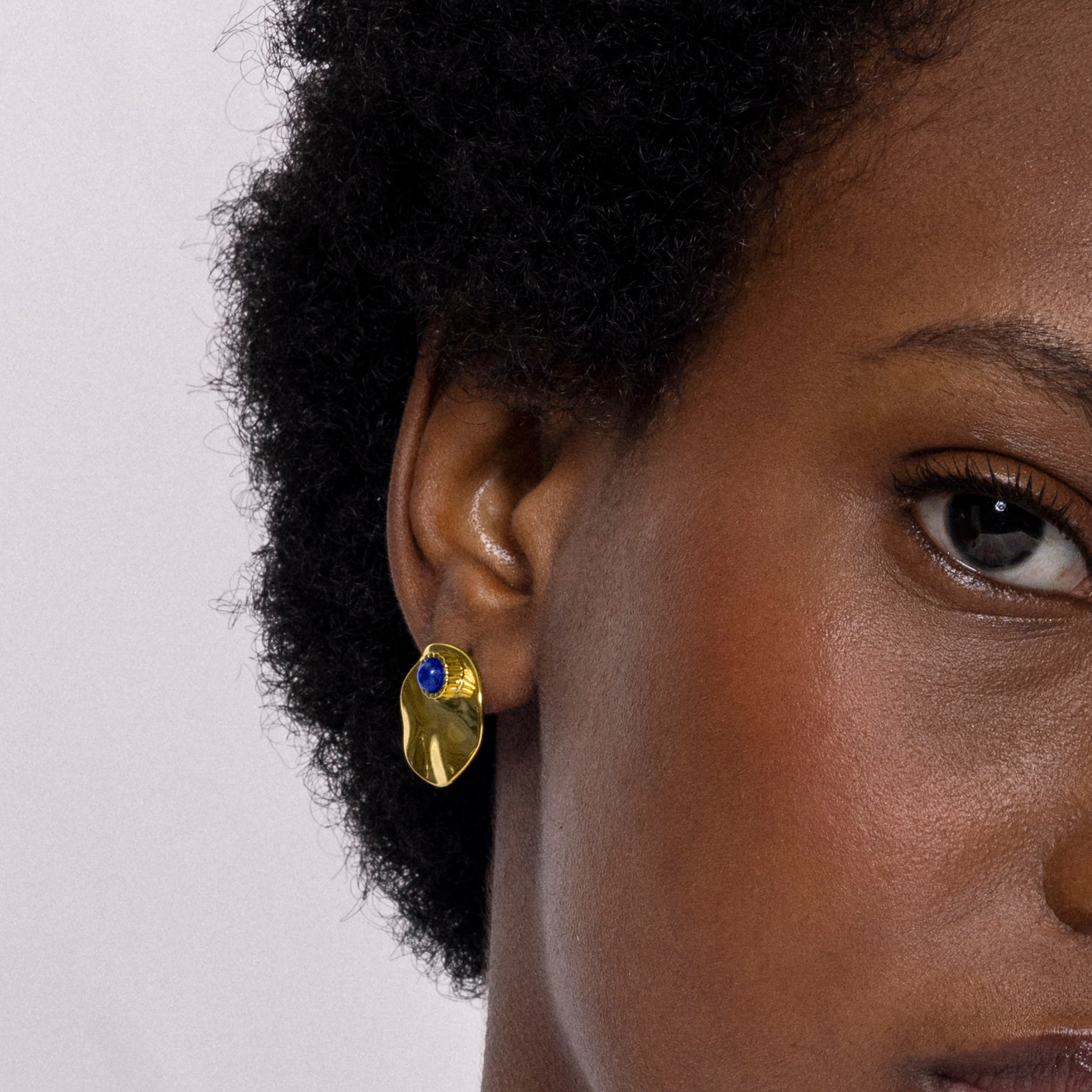 Pendientes de Lapislazuli Natural acabados en oro amarillo 18K - Yumi - Image 3