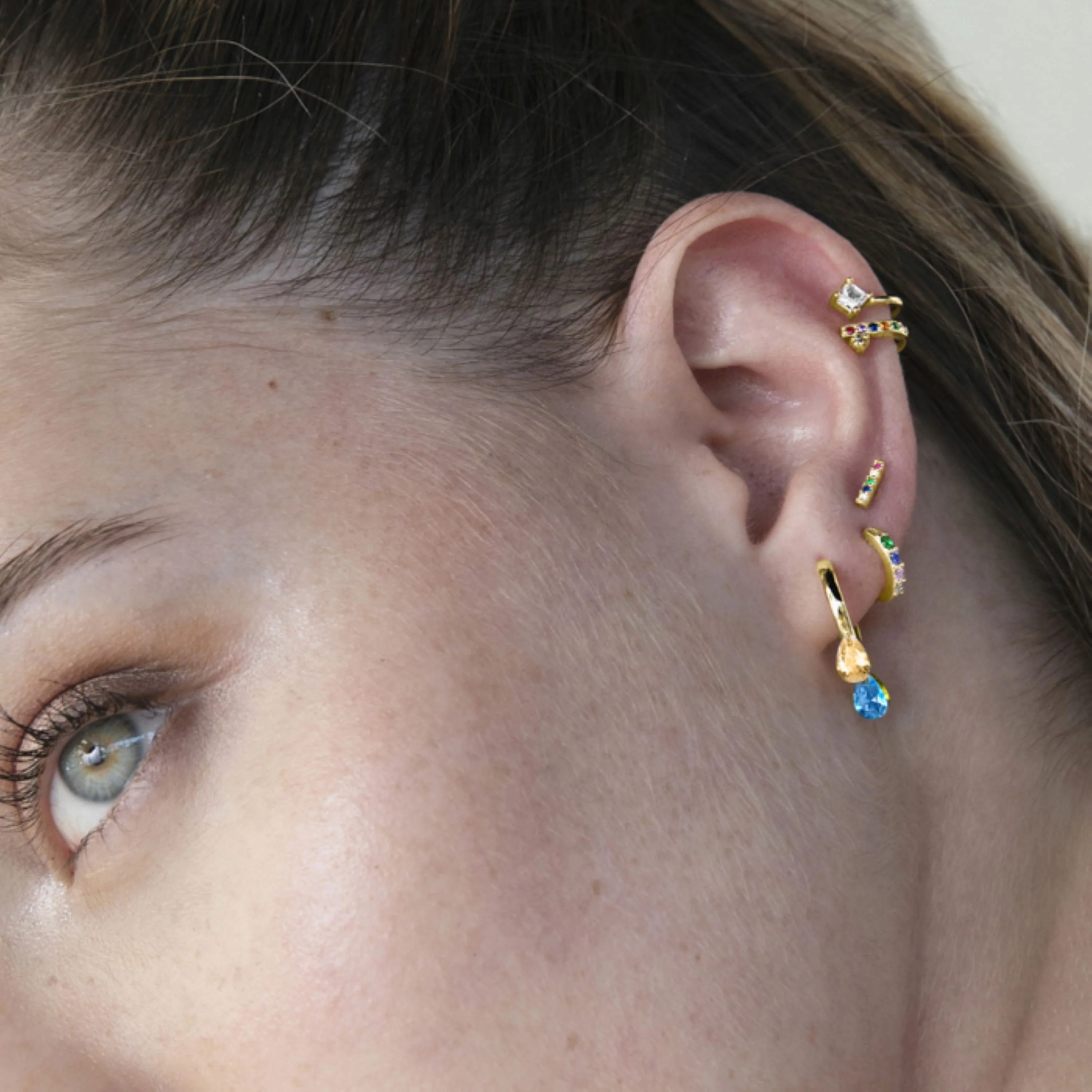 Piercing de Plata de Ley 925 con Circonita Multicolor acabado en oro amarillo 18K - Ansung - Image 3