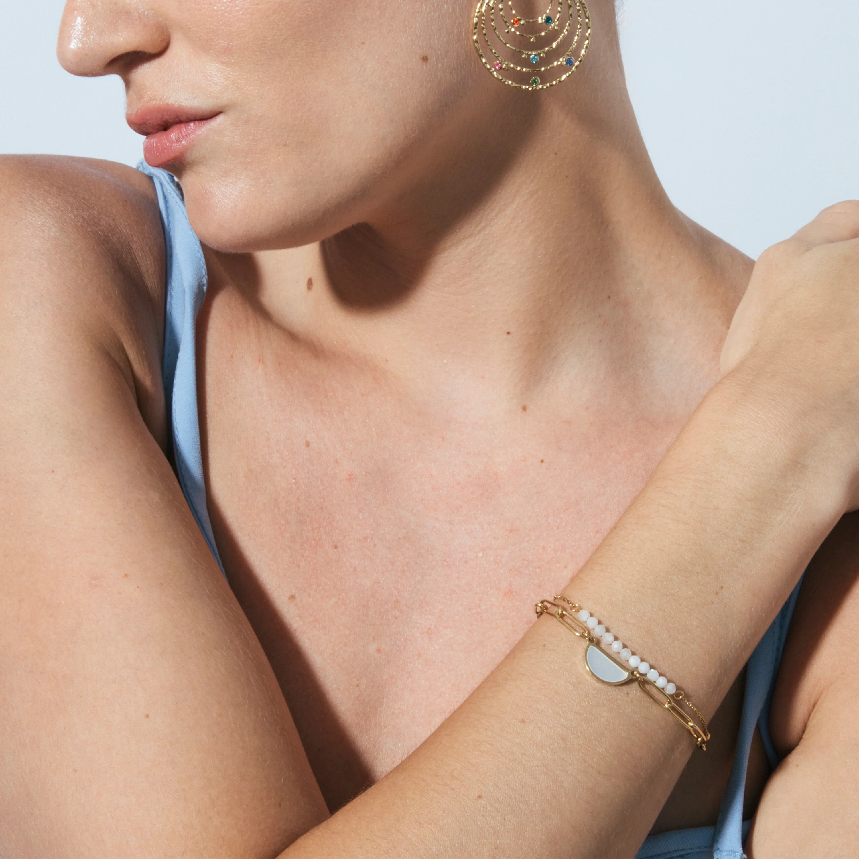Pulsera de Perla Blanca acabado en oro amarillo 18k - Abbyo - Image 4