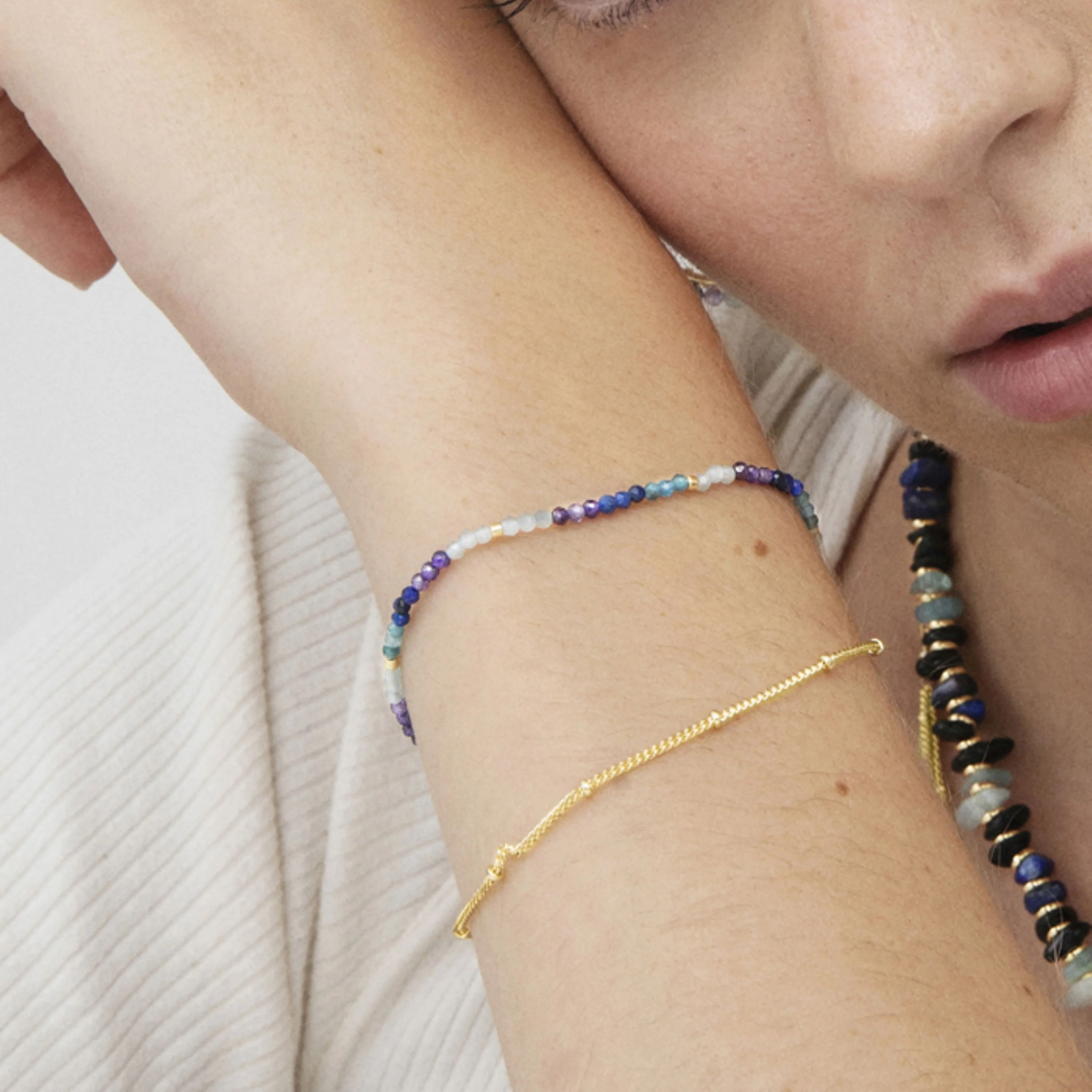 Pulsera de Cristal Azul Oscuro acabada en oro amarillo 18K - Aiel - Image 4