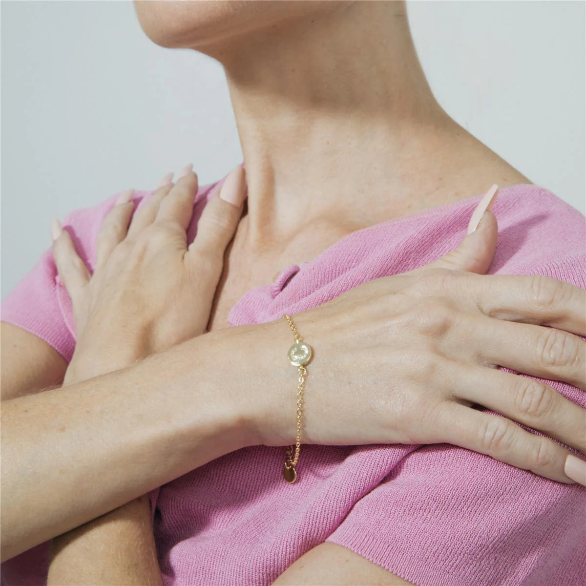 Pulsera con Circonita Brillante acabado oro amarillo 18k - Alphabet - Image 9