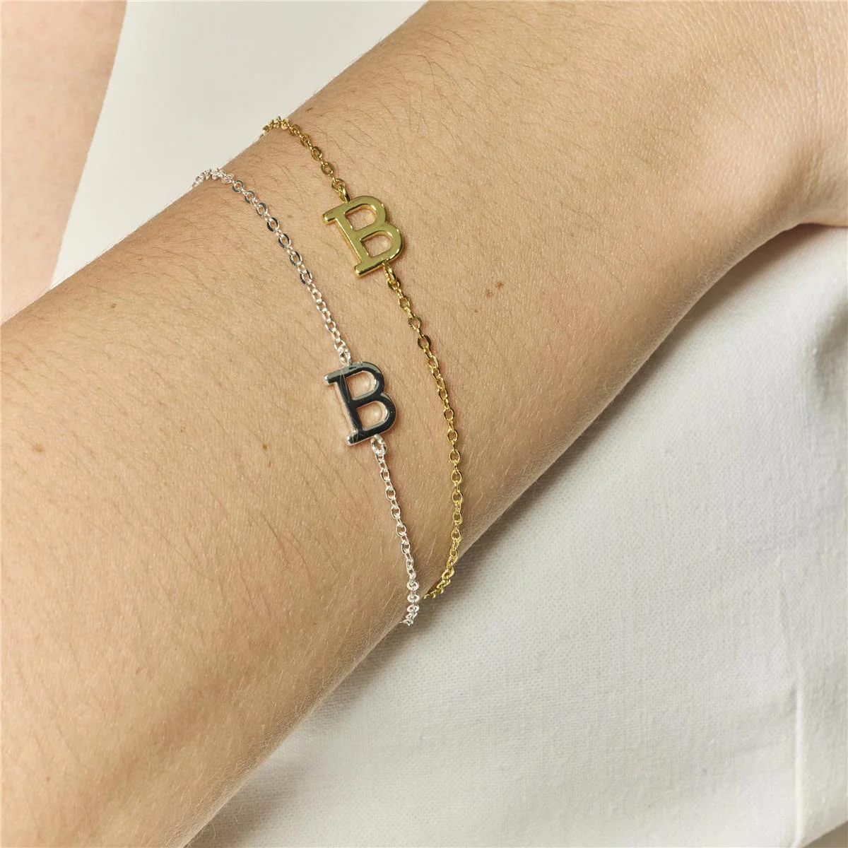 Pulsera Alphabet acabado oro 18k - B AMARILLO - Image 3