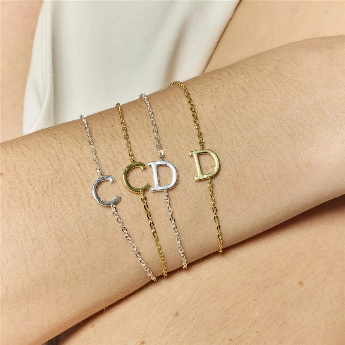 Pulsera Alphabet acabado oro 18k - C AMARILLO - Image 3