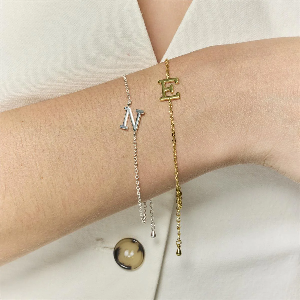 Pulsera Alphabet acabado oro 18k - E AMARILLO - Image 3