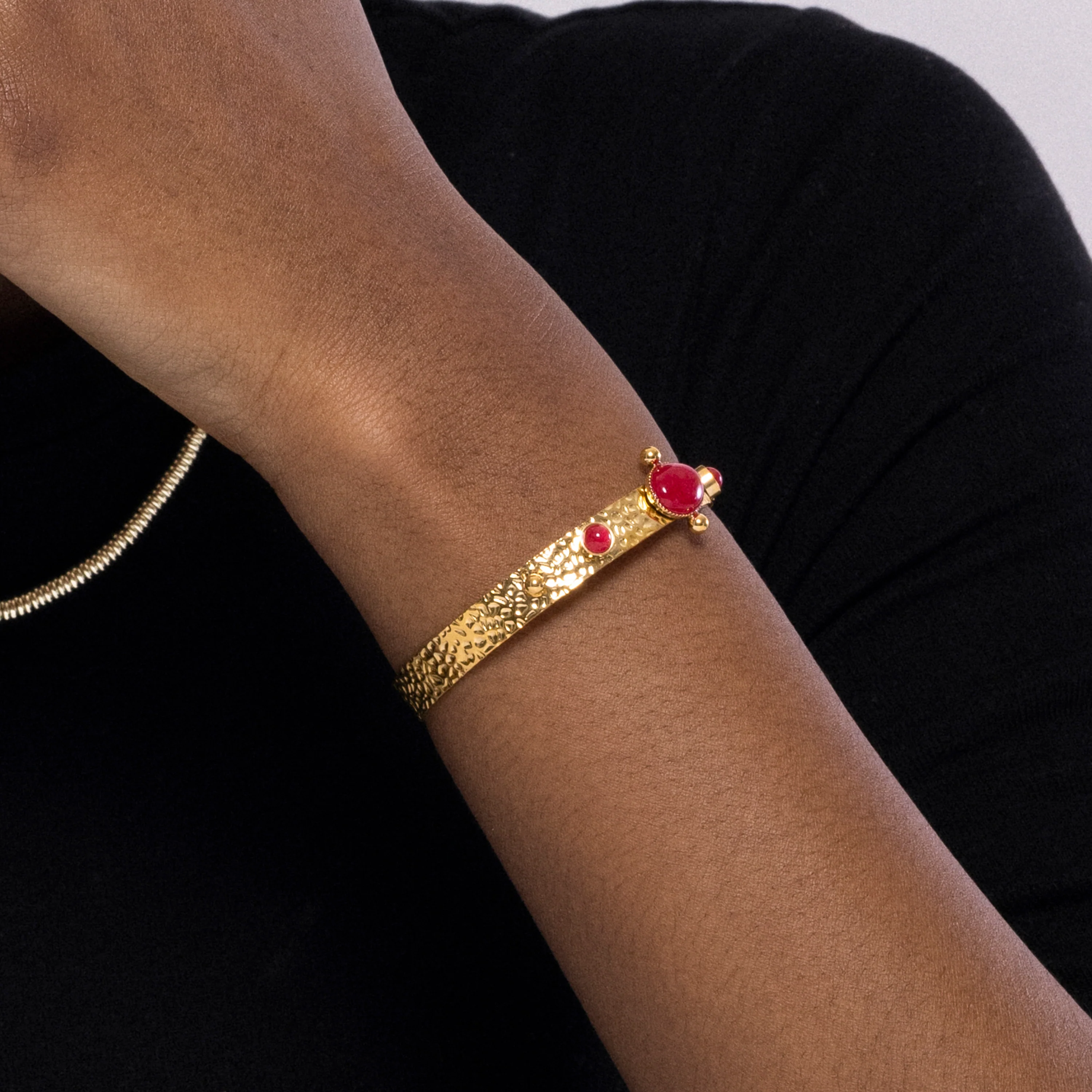 Brazalete de Coral acabado en oro amarillo 18K - Euvia - Image 3