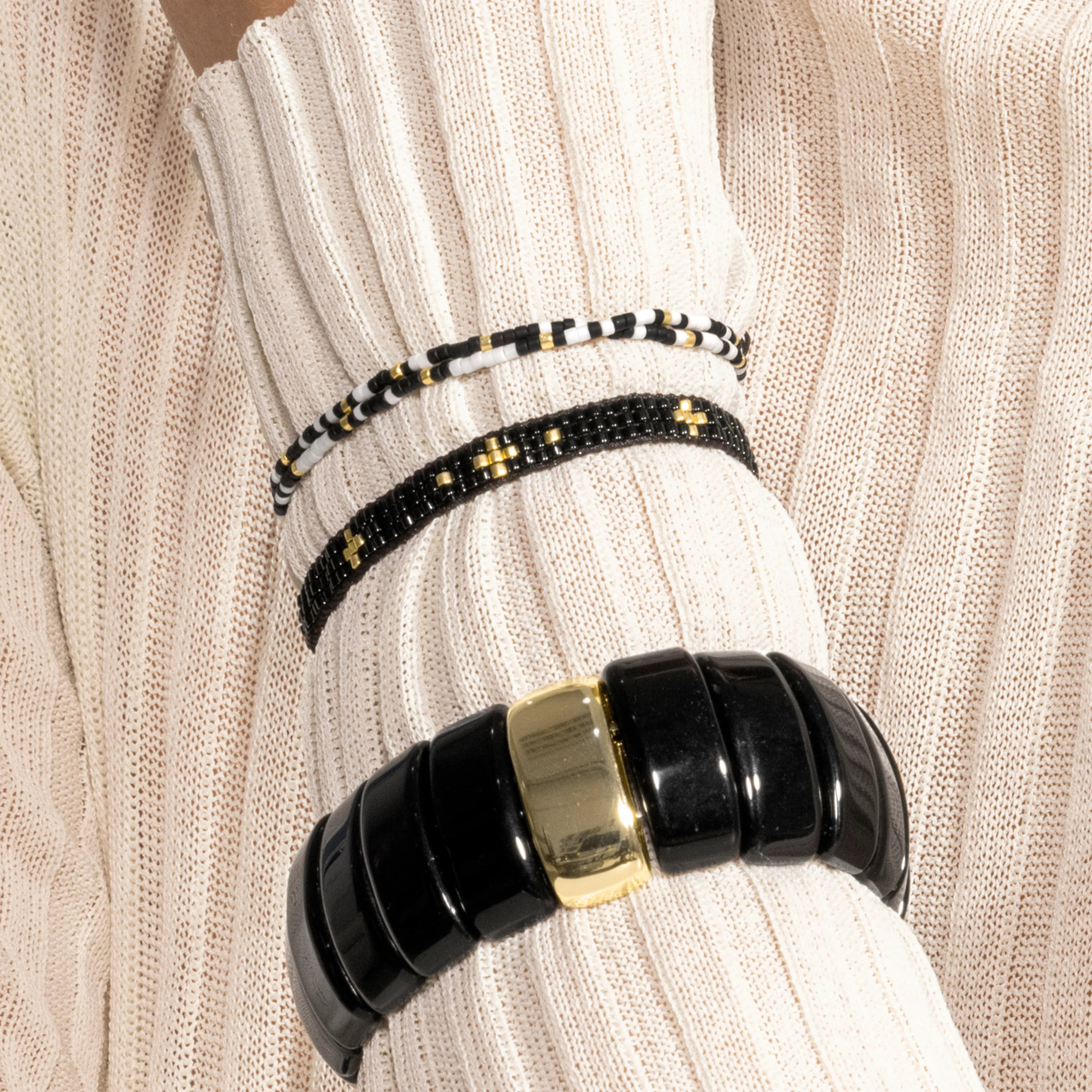 Pulsera con Cristal Negro acabado oro 18k - Furie - Image 4