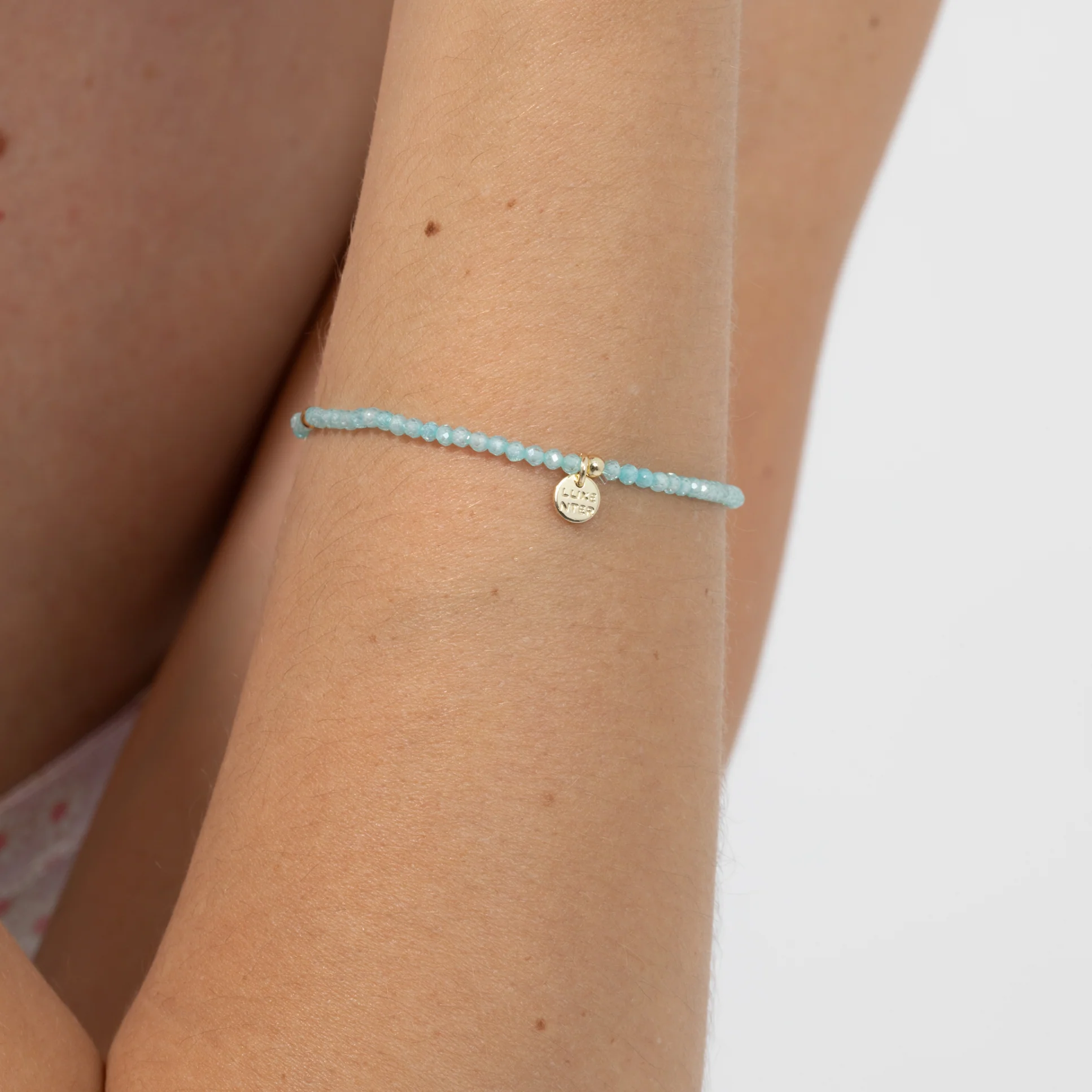 Pulsera de Aleación de Metal y Cristal Azul acabado en oro amarillo de 18k - Hilry - Image 6
