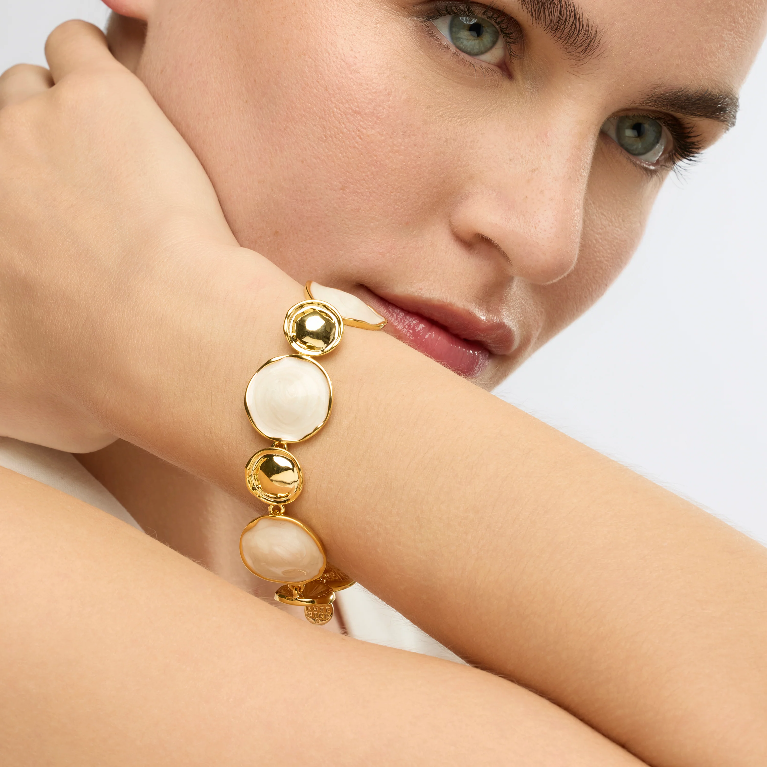Pulsera acabado oro amarillo de 18k y Lacado Blanco - Huldio - Image 2