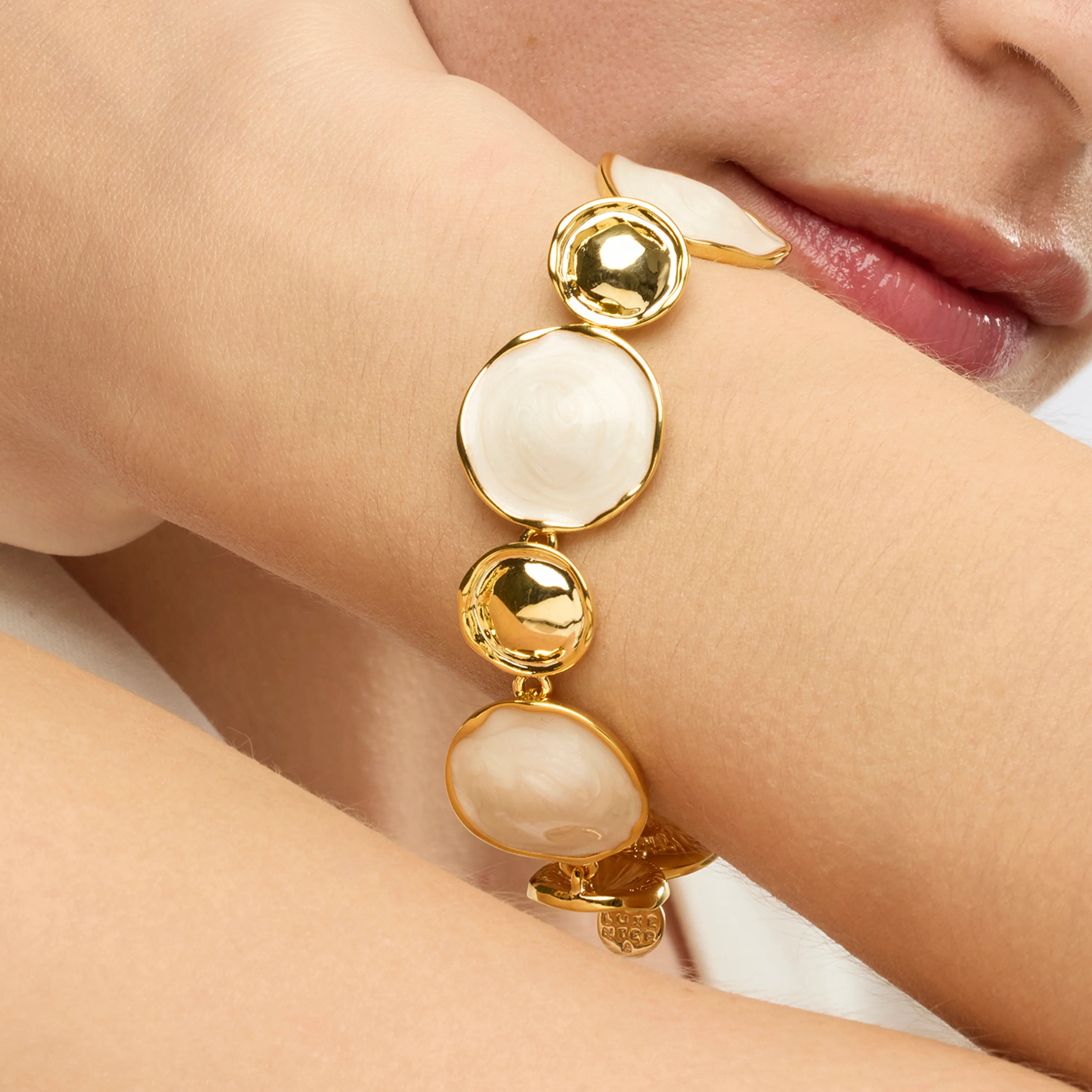 Pulsera acabado oro amarillo de 18k y Lacado Blanco - Huldio - Image 4