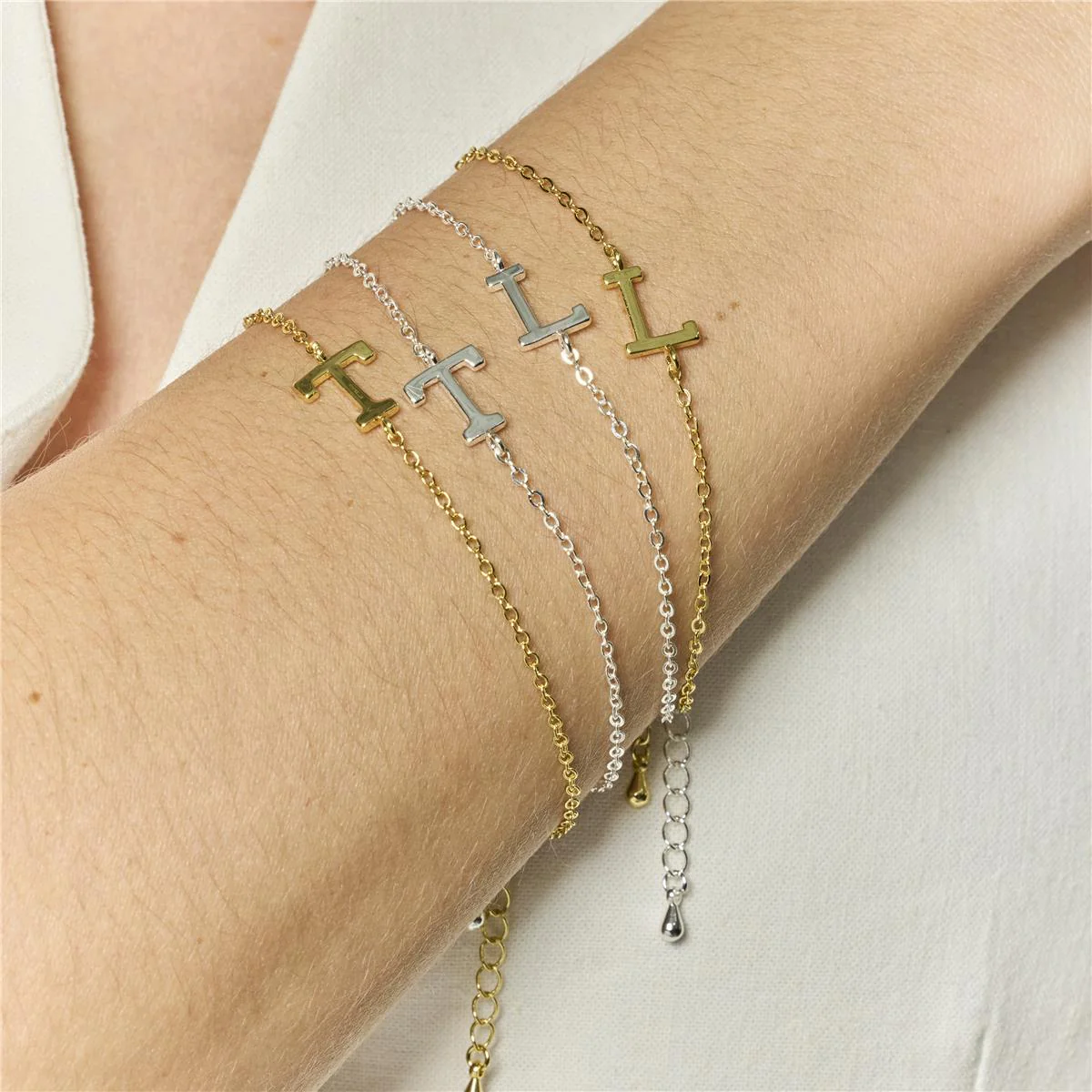 Pulsera Alphabet acabado oro 18k - L AMARILLO - Image 3