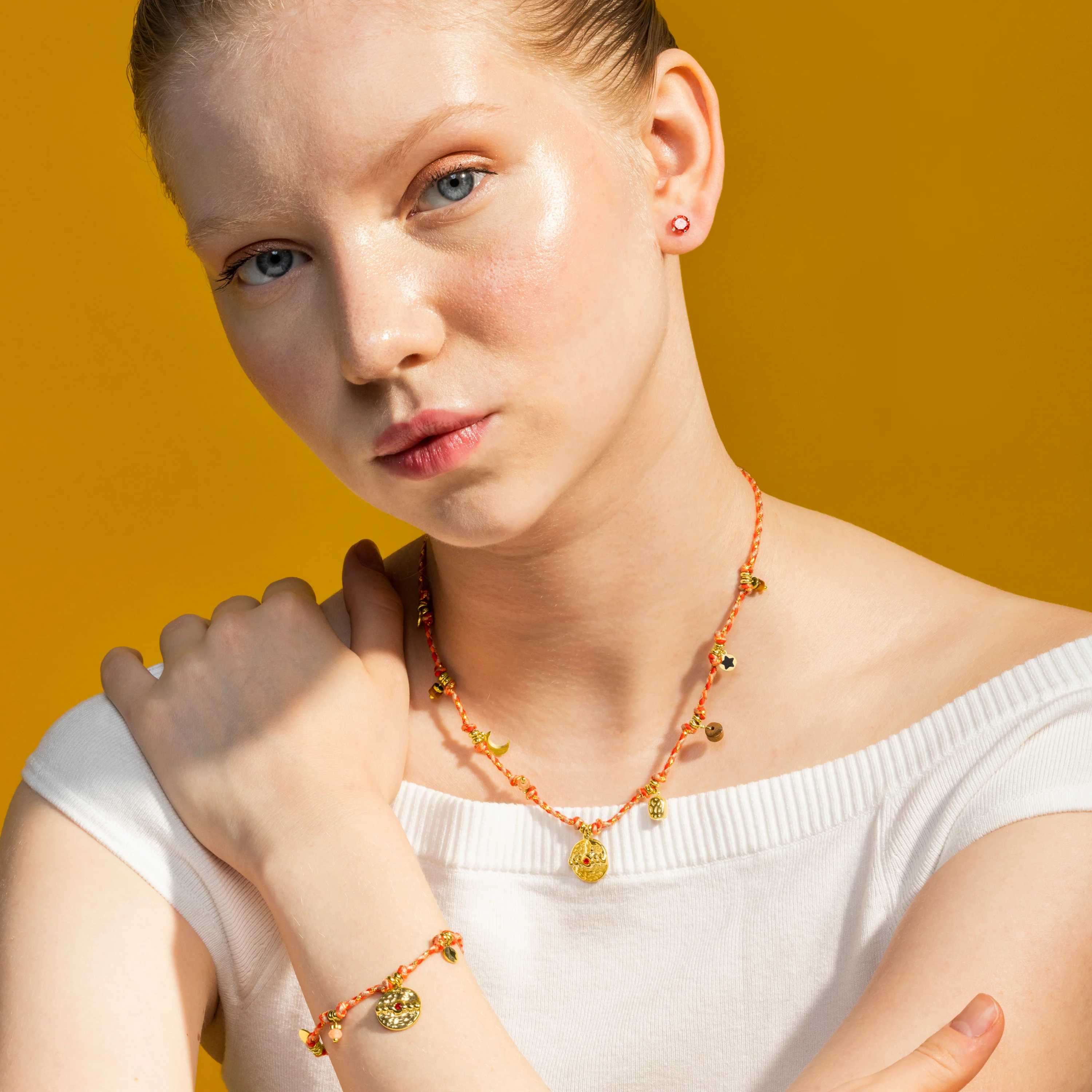 Pulsera con Cristal Rojo acabado oro 18k - Liskel - Image 2
