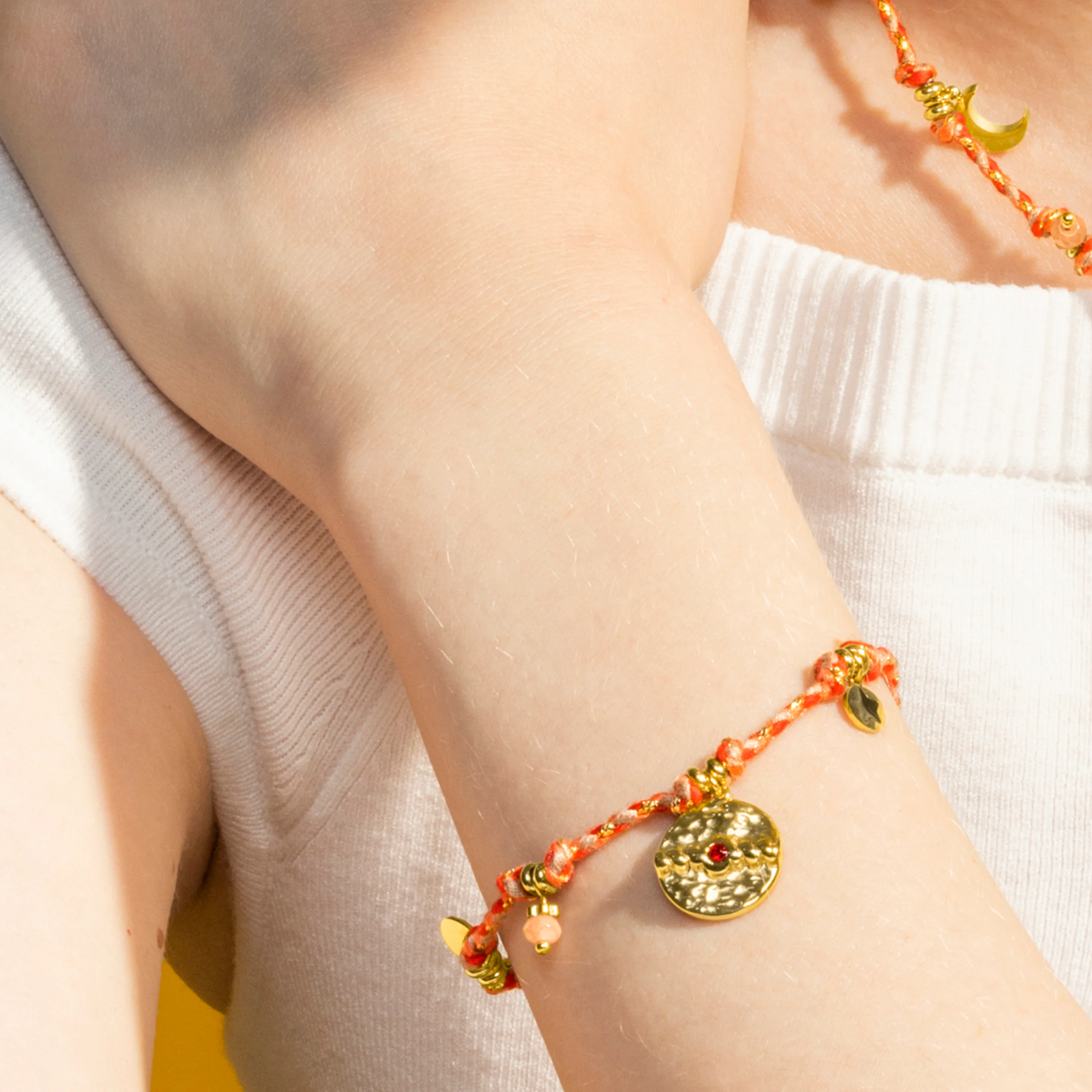 Pulsera con Cristal Rojo acabado oro 18k - Liskel - Image 3