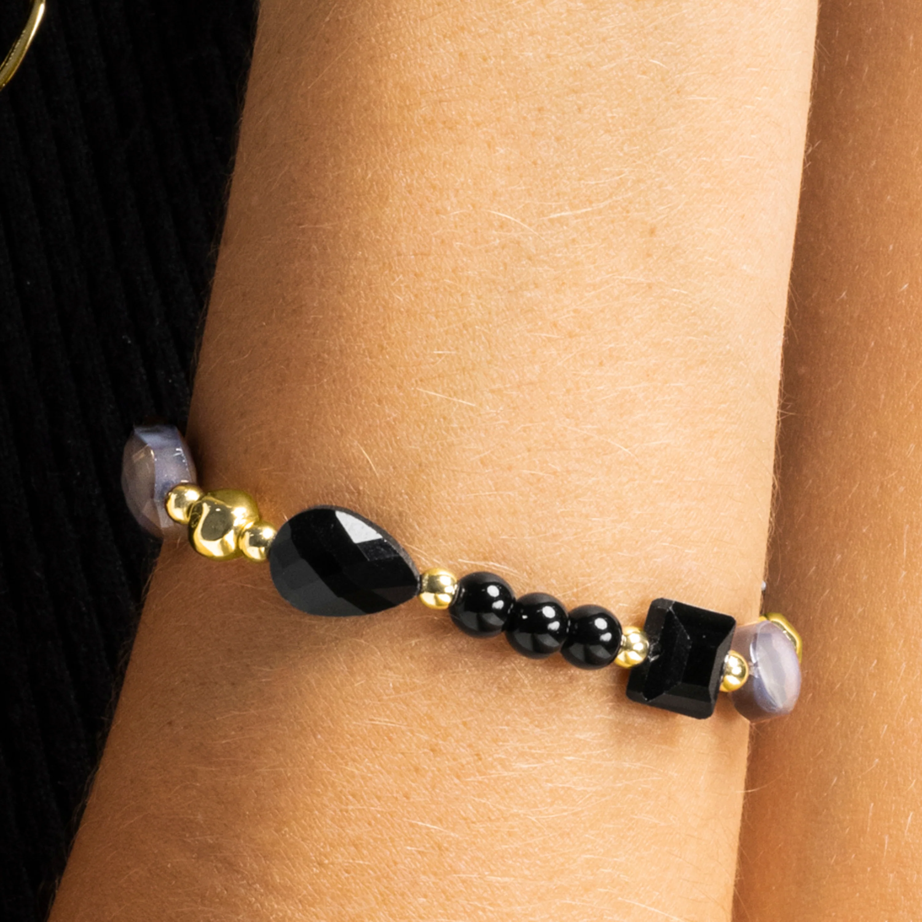 Pulsera con Resina Negra acabado oro 18k - Nyste - Image 3