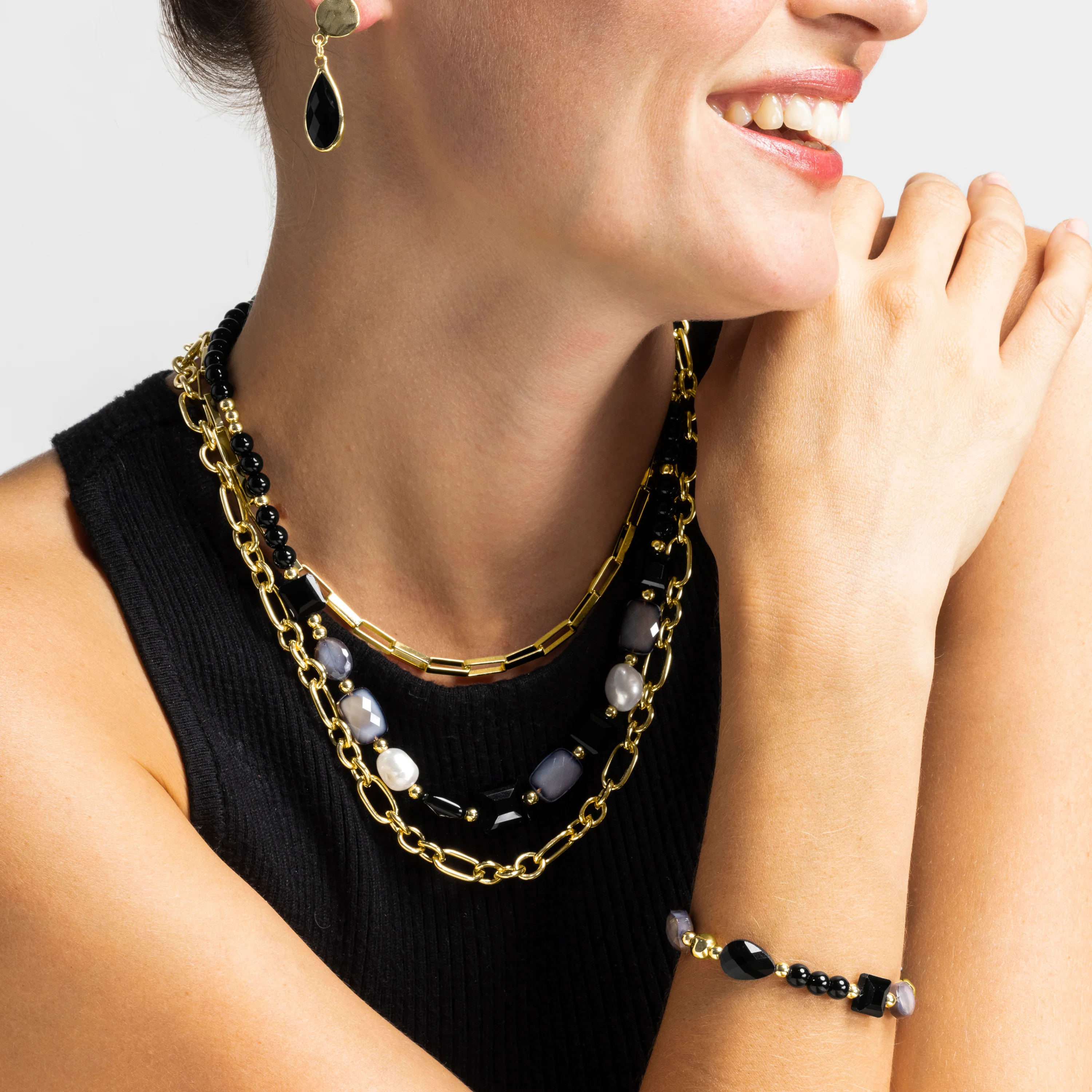 Pulsera con Resina Negra acabado oro 18k - Nyste - Image 4