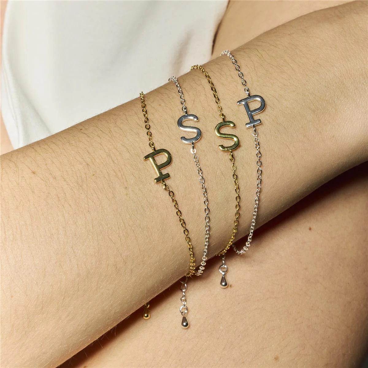 Pulsera Alphabet acabado oro 18k - P AMARILLO - Image 3