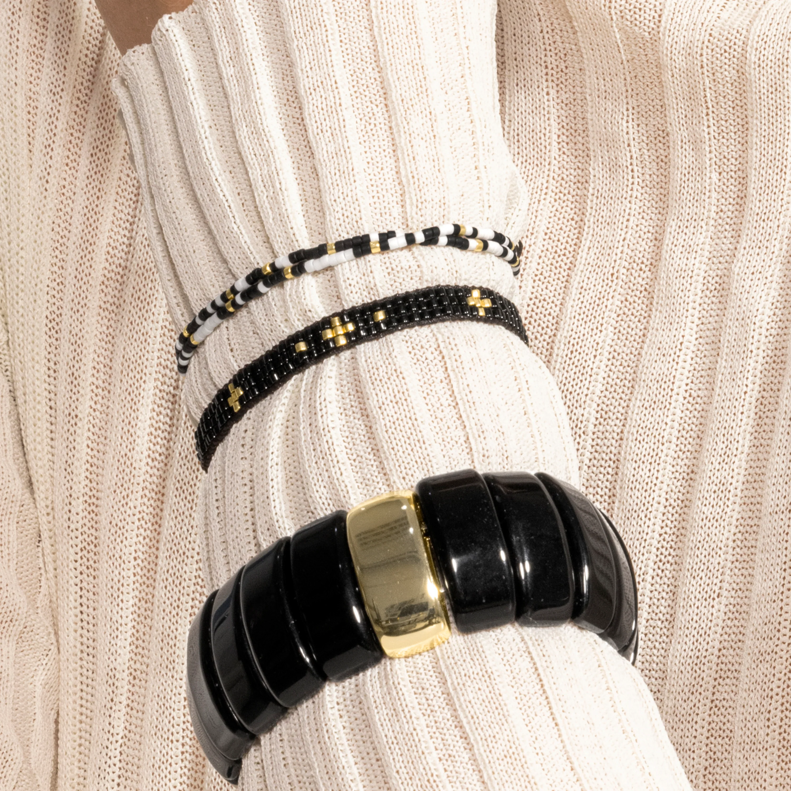 Pulsera con Cristal Negro acabado oro 18k - Sagruk - Image 4