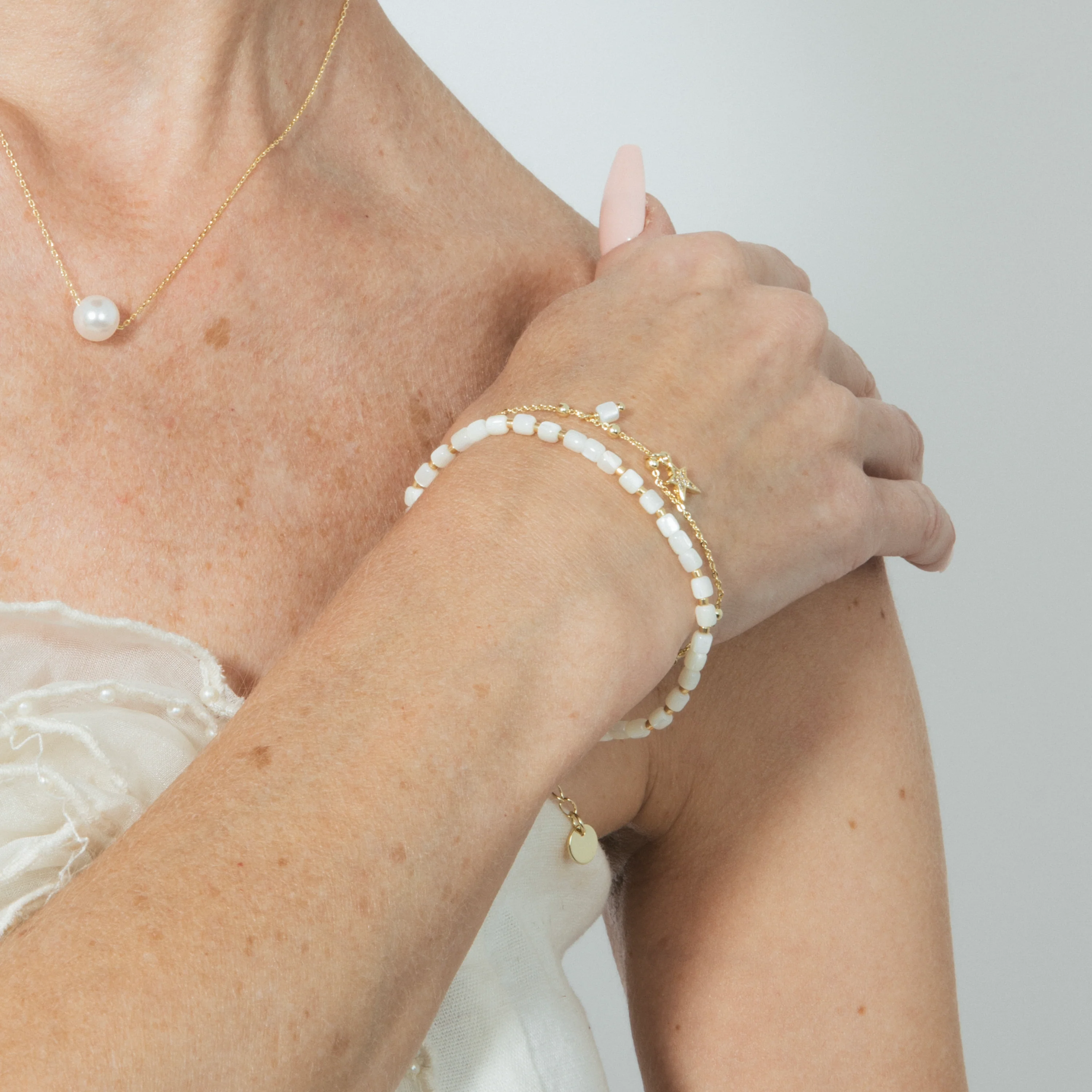 Pulsera de Madreperla Blanca acabada en oro amarillo 18K - Uona - Image 4