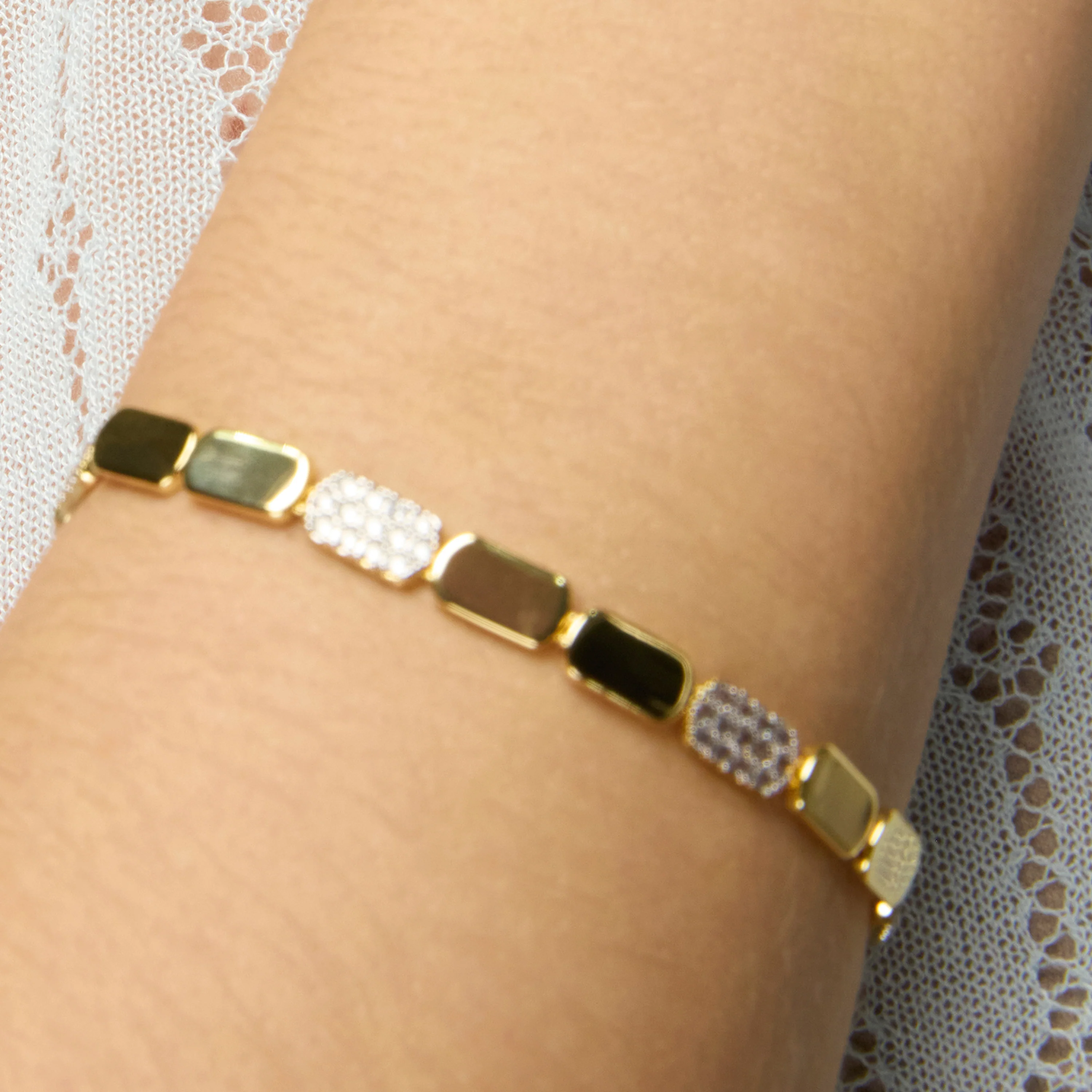 Pulsera de Plata de Ley 925 y Circonita Brillante acabado oro amarillo de 18k - Likgo - Image 4